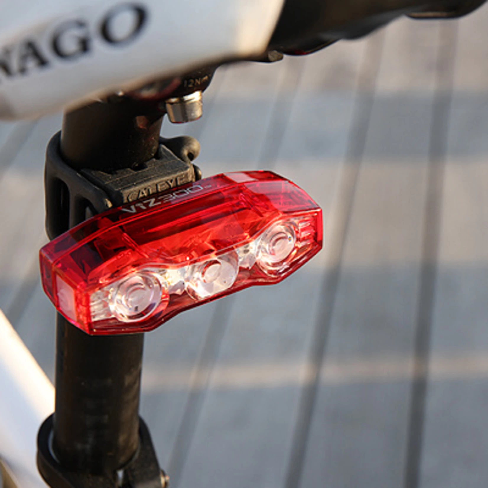 CATEYE VIZ 300 REAR LIGHT - Image 6